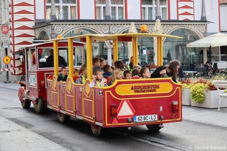 Otroci kamniških šol in vrtcev rajali na Glavnem trgu in se učili o trajnostni mobilnosti (8)